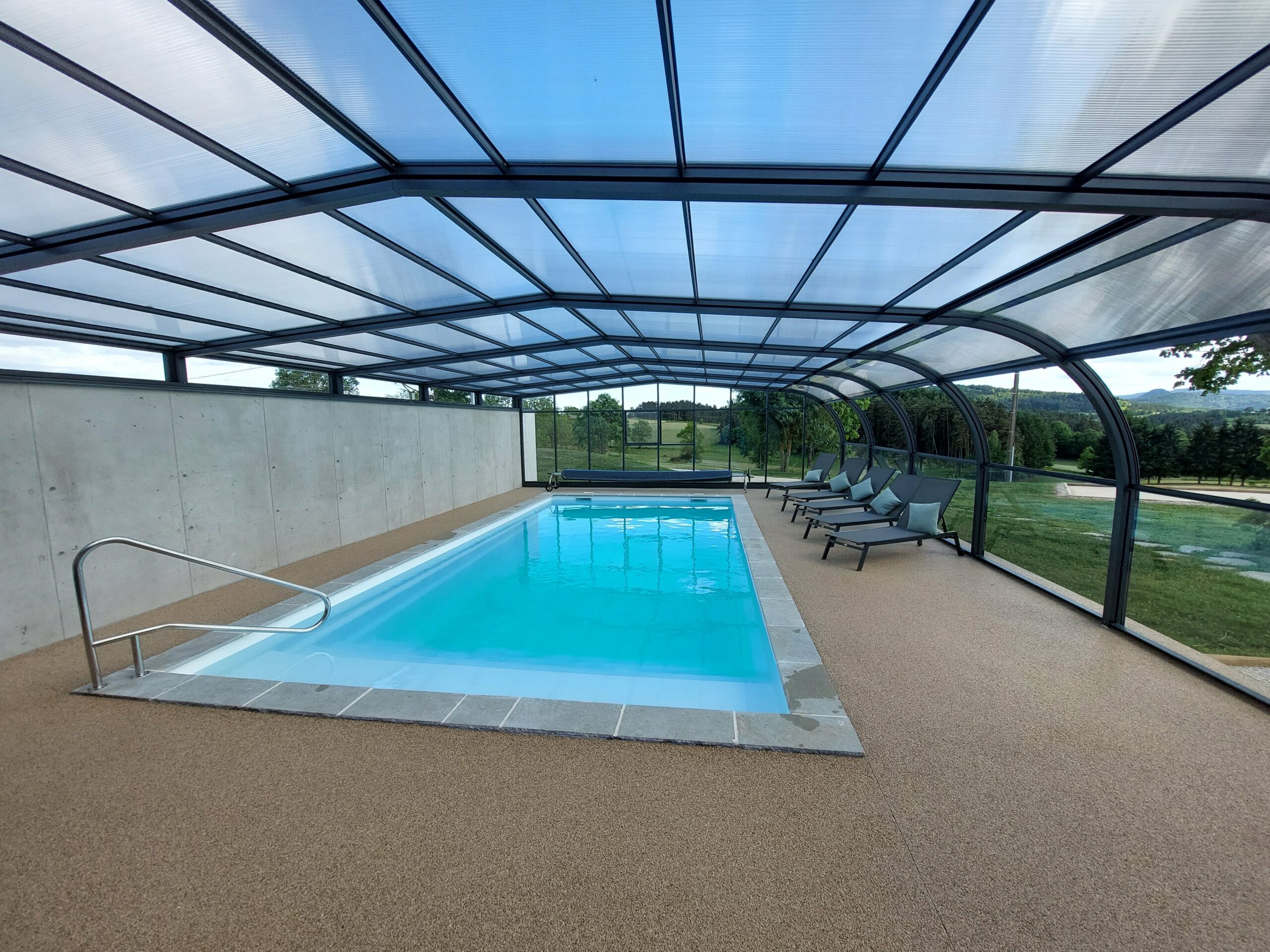 piscine chauffée et couverte en Haute Loire - gite les Kolopins